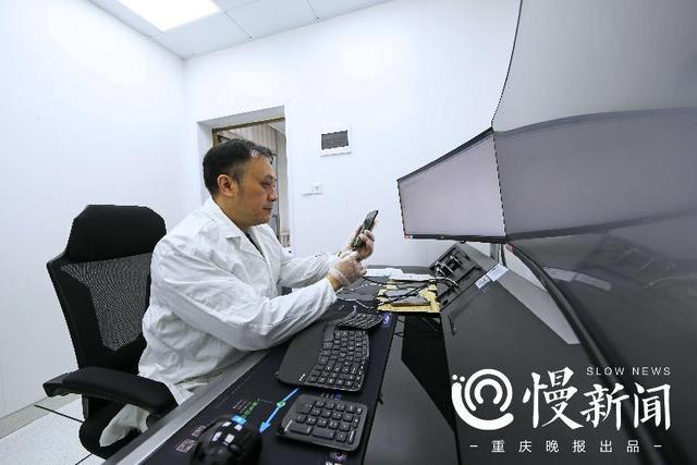 慢新闻·人物丨警营里的“电子物证大师”让手机电脑“开口说话”